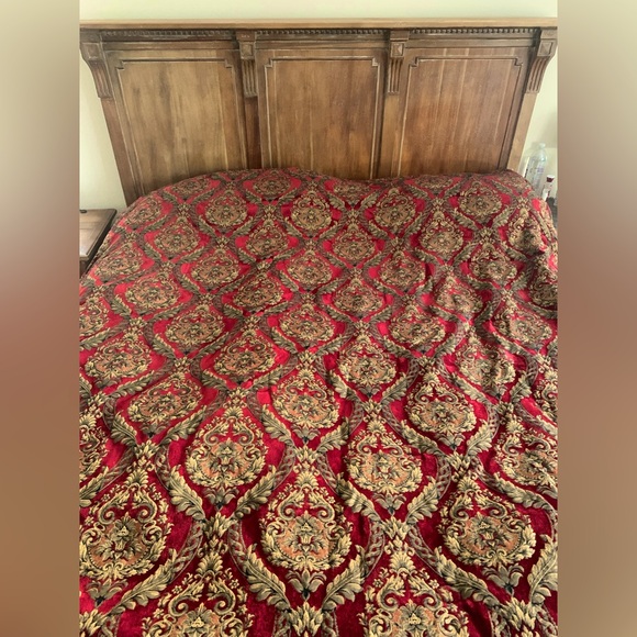 Croscill Queen Comforter: Front Red Velvet w/Gold Tapestry, Back: Gold, Heavy - Picture 1 of 8